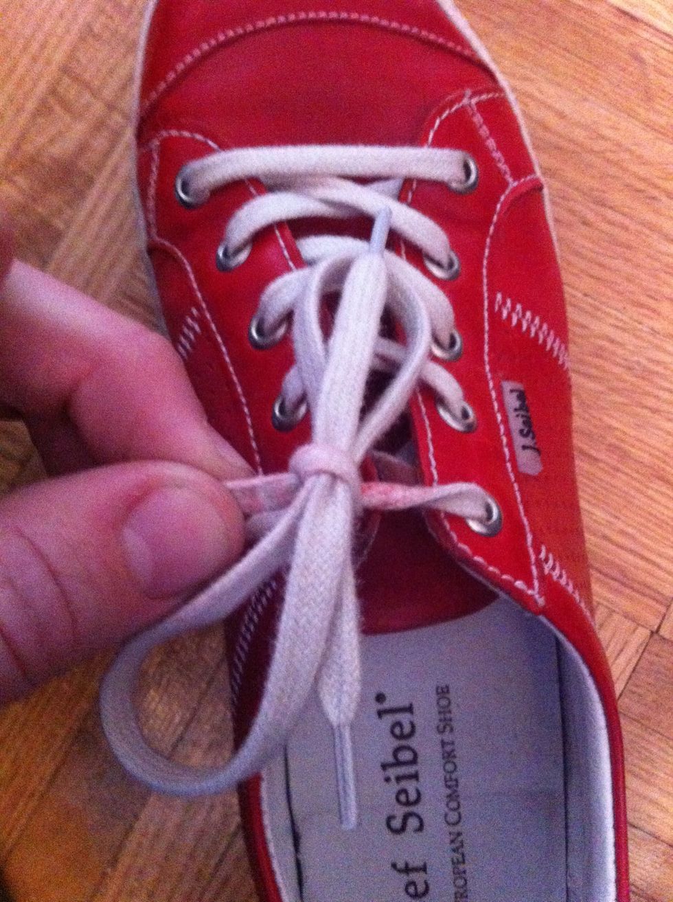congratulations! this is the wrong way. If you pull the lateral strings (stained red in the picture) and they orient themselves as shown - you've been wrongly tying your shoes for god knows how long