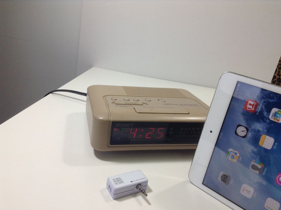 Connect iPad Air / iPad Mini to an alarm clock radio is not possible since the alarm clock has no bluetooth.