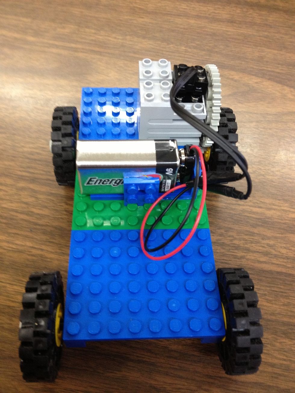 Connect the battery to the connector and then connect it to the motor.