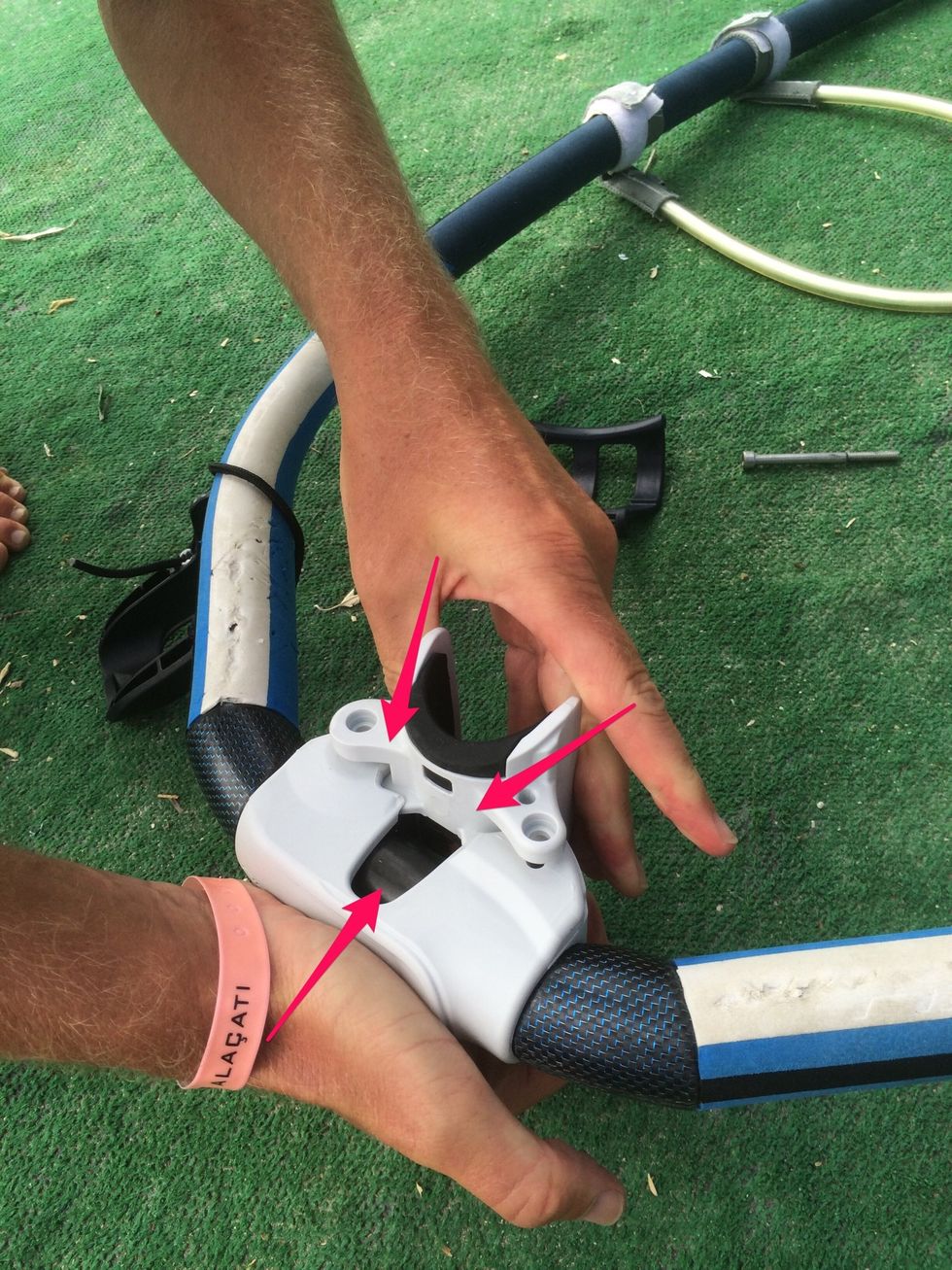 Connect the collar-part with the clamping-part: push the collar-part and the clamping-part against each other. Important: push the clamping-part in the MIDDLE