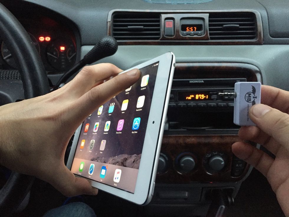 Connect the music transmitter for iPad to the audio port of the iPad mini / air