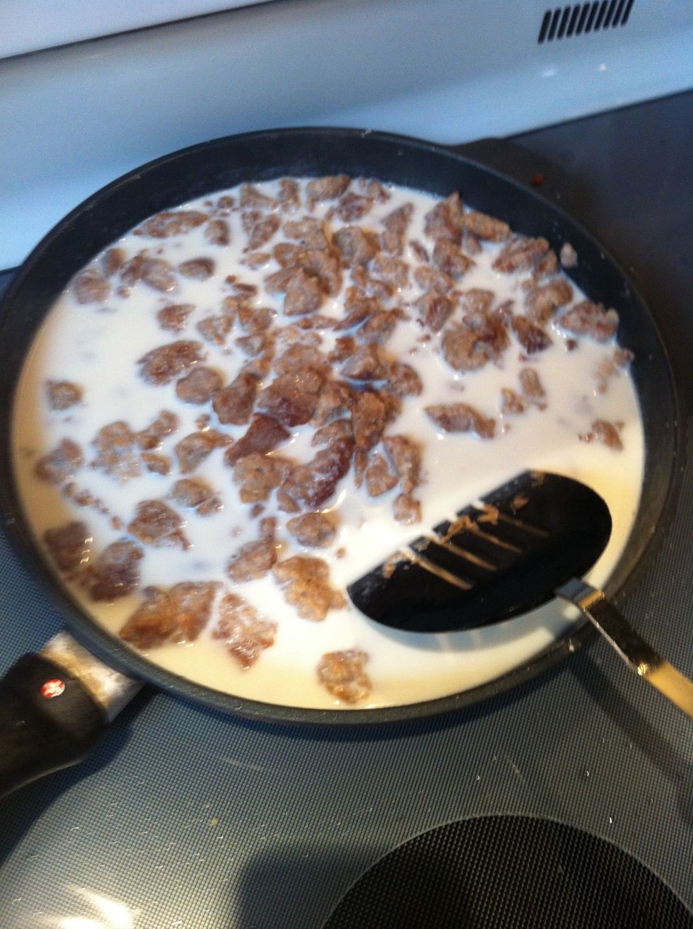 Constantly stir the mixture by gently pushing it in a circular motion around the frying pan. The milk will reduce into something more gravy-like in 3-5 minutes.
