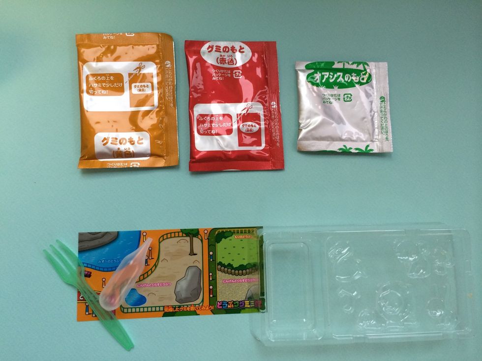 Contents: GOLDEN Packet Lemon Gummy Powder--RED Packet Grape Gummy Powder--SILVER Green Packet Gummy Activator mix --Gumi Zoo animal tray mold--Dropper--Fork--Placemat