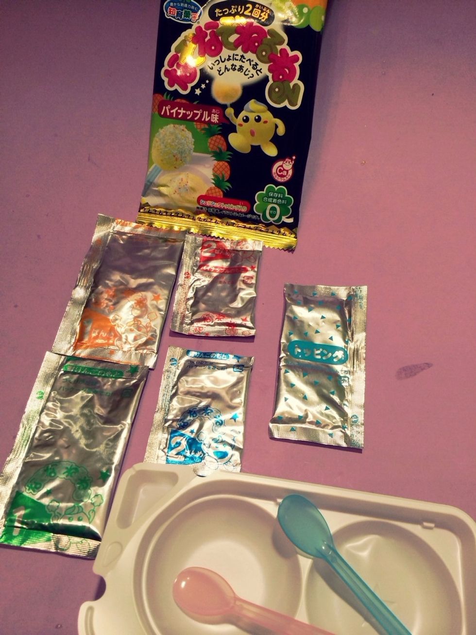 Contents: ORANGE Pack #1 Pineapple Base Mix-RED Pack #2-Color Flavor Changer-GREEN Pack #1 Apple Base-BLUE Pack #2 Color Flavor Changer-LIGHT BLUE Foaming Sprinkle Pack-Double Mixing Tray -Spoons