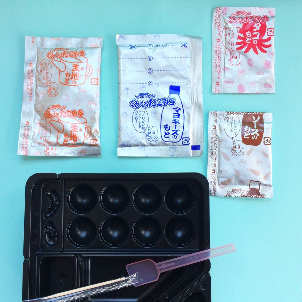 Contents: ORANGE Pack Octopus Mix, BLUE Pack Mayo Mix,RED Pack Tentacle mold mix, BROWN Pack Sauce Mix--Tray, Spatula, Toothpick