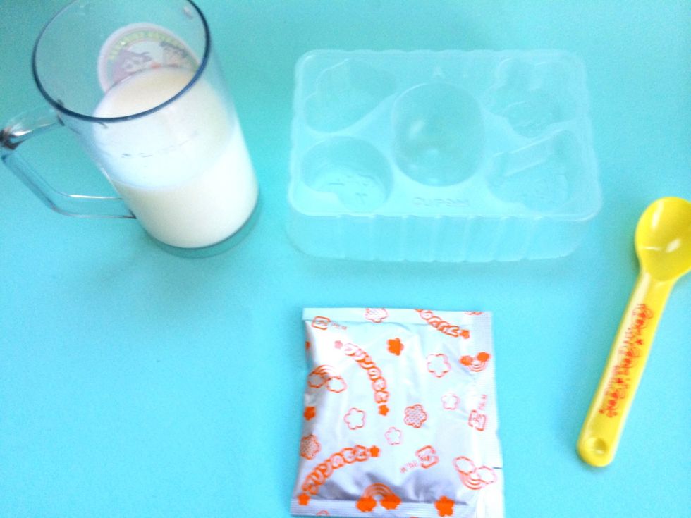 Contents: Pudding mold tray --Spoon--Vanilla Pudding Mix ---In the Shin Chan kits you always get a cute souvenir, like the beer mug in the fake beer Kit and you get a cute quality spoon in this Kit