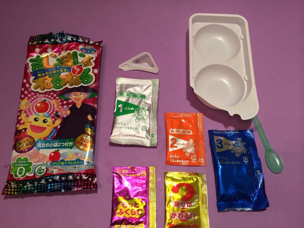CONTENTS: SILVER Green Pack#1 Base--ORANGE Pack #2 Color Changer--BLUE Pack #3 Sprinkles--PURPLE Foam Pack--GOLD Pack Mystery Color and Flavor Changer-- Mixing Tray, Water Scoop and Spoon