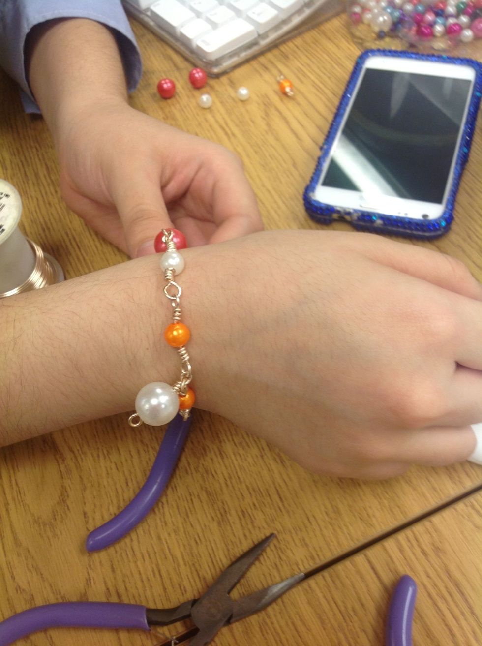 Contin\u00fae hacer las partes hasta que pueda envolverlo alrededor de su mu\u00f1eca.