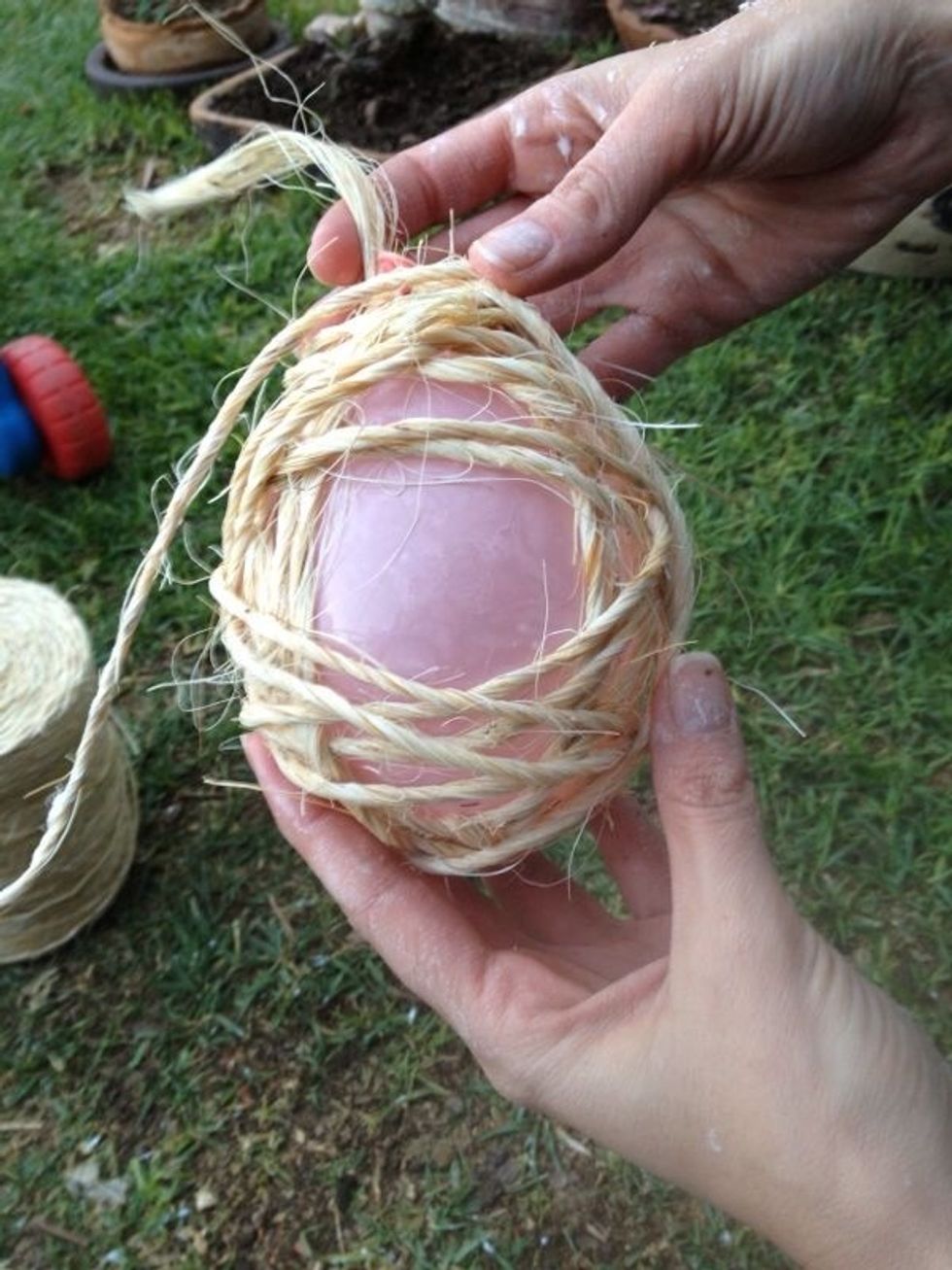 Continuar enrollando la cuerda con la precauci\u00f3n de dejar un espacio para que despu\u00e9s sea la "puerta" del nido. / Cont wrapping the rope, with caution to leave a gap, it would be the nest's "door".
