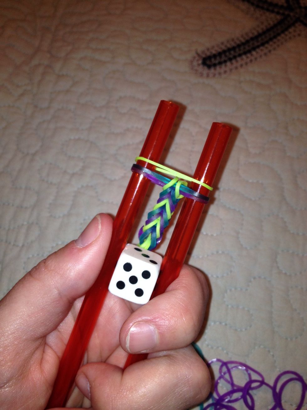 Continue alternating and tug the end to straighten your chain.