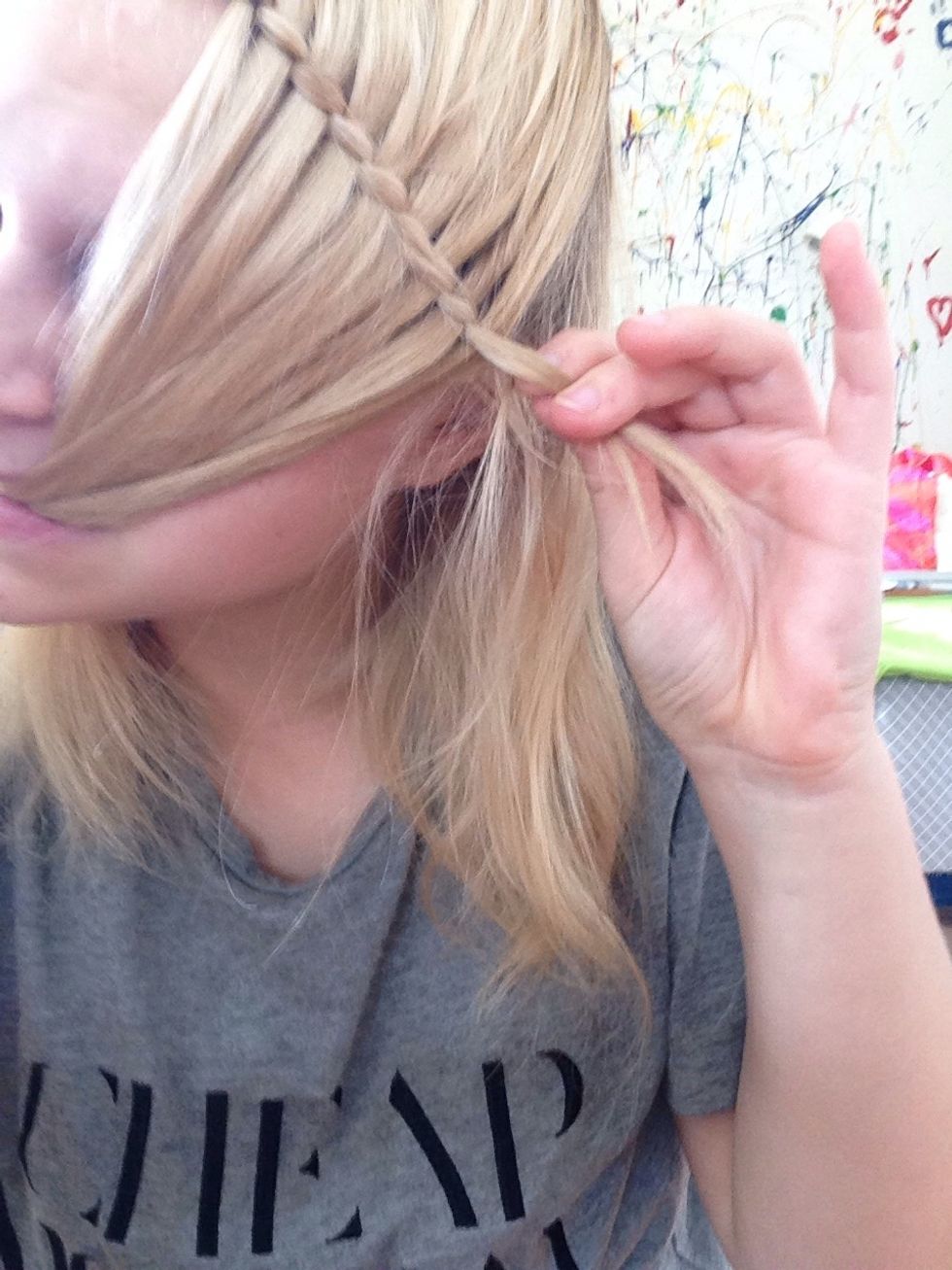 Continue braiding indtil it looks like this. Secure the braid with an elastic band.