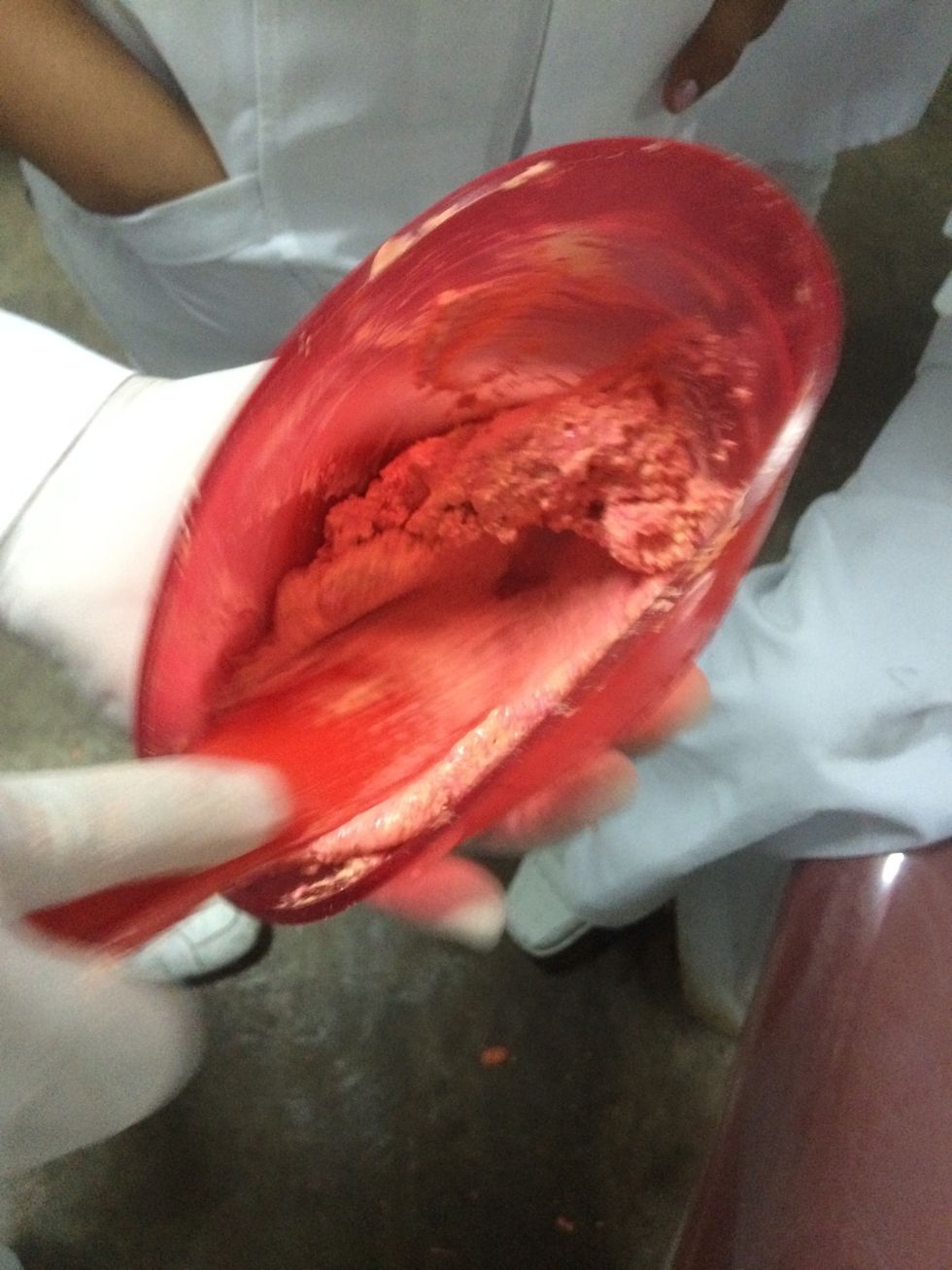 Continue con espatulado en 8, sujetando fuertemente la taza y extendiendo el material contra las paredes hasta que tenga una textura homogenea