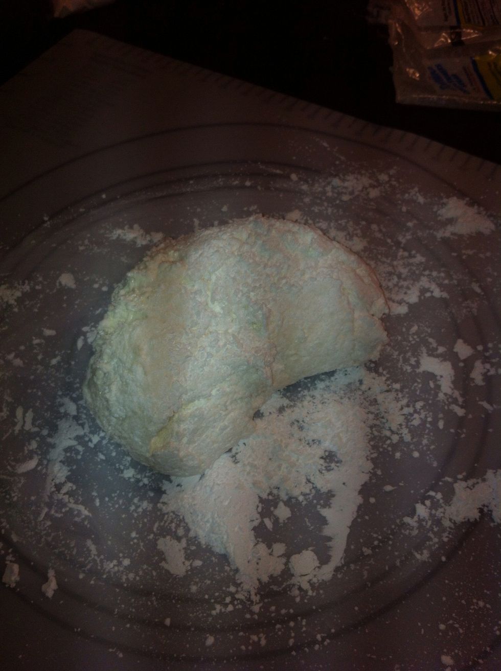 Continue to dust the fondant with confectioner's sugar.