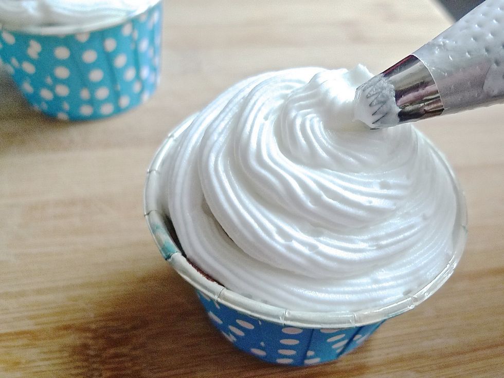 Continue to frost the other cupcakes with other simple design as desired.