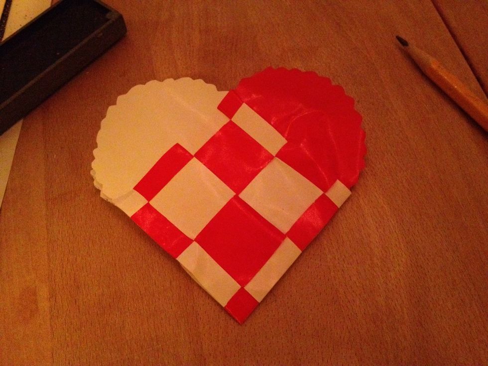 Continue to weave the 3. white strip like the first row and the 4.white strip like the second row. The last row can be a bit fiddly to get in.