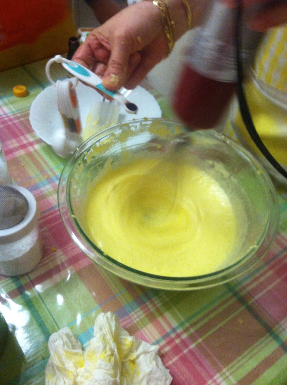 Continuer \u00e0 m\u00e9langer, puis ajouter 4 gouttes de colorant alimentaire rouge
