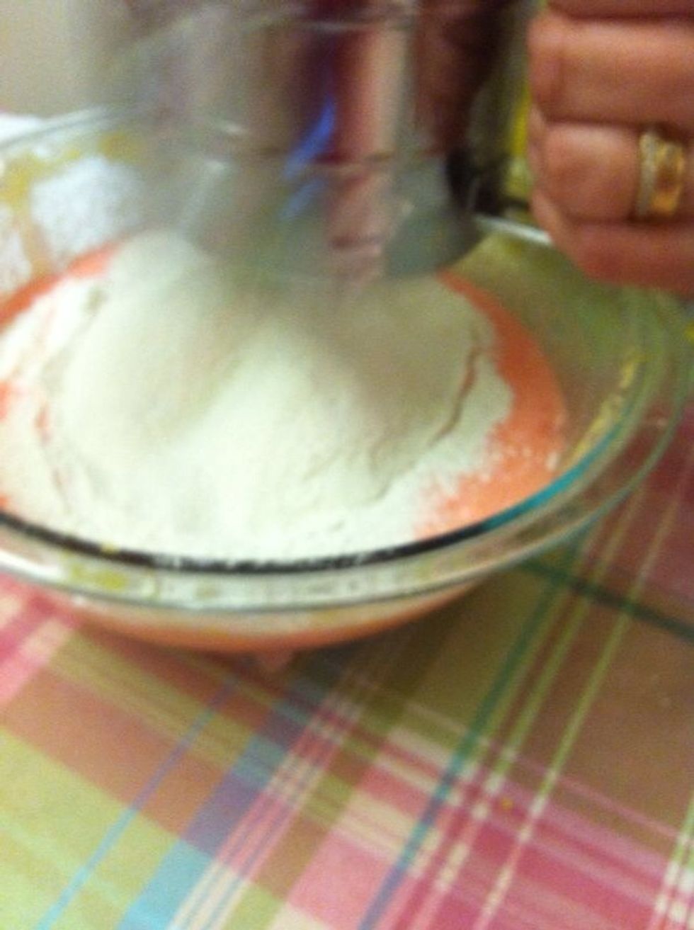 Continuer \u00e0 m\u00e9langer, puis ajouter de l'amidon de ma\u00efs, bicarbonate de soude et de la farine