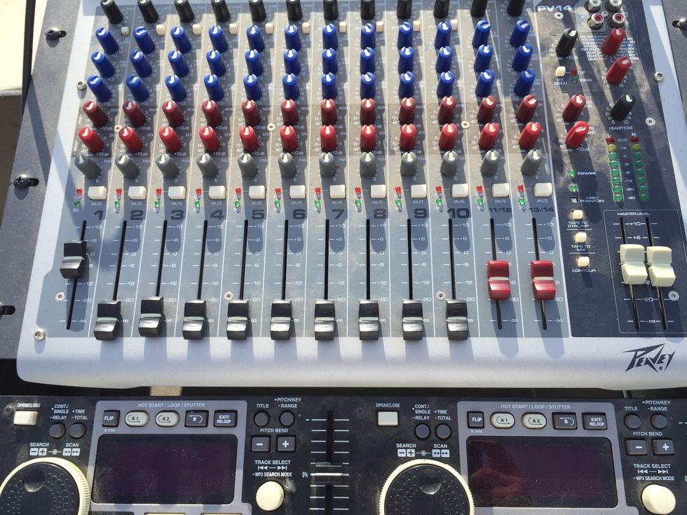Control the microphone sound with the grey button below the number one by moving it up and down.