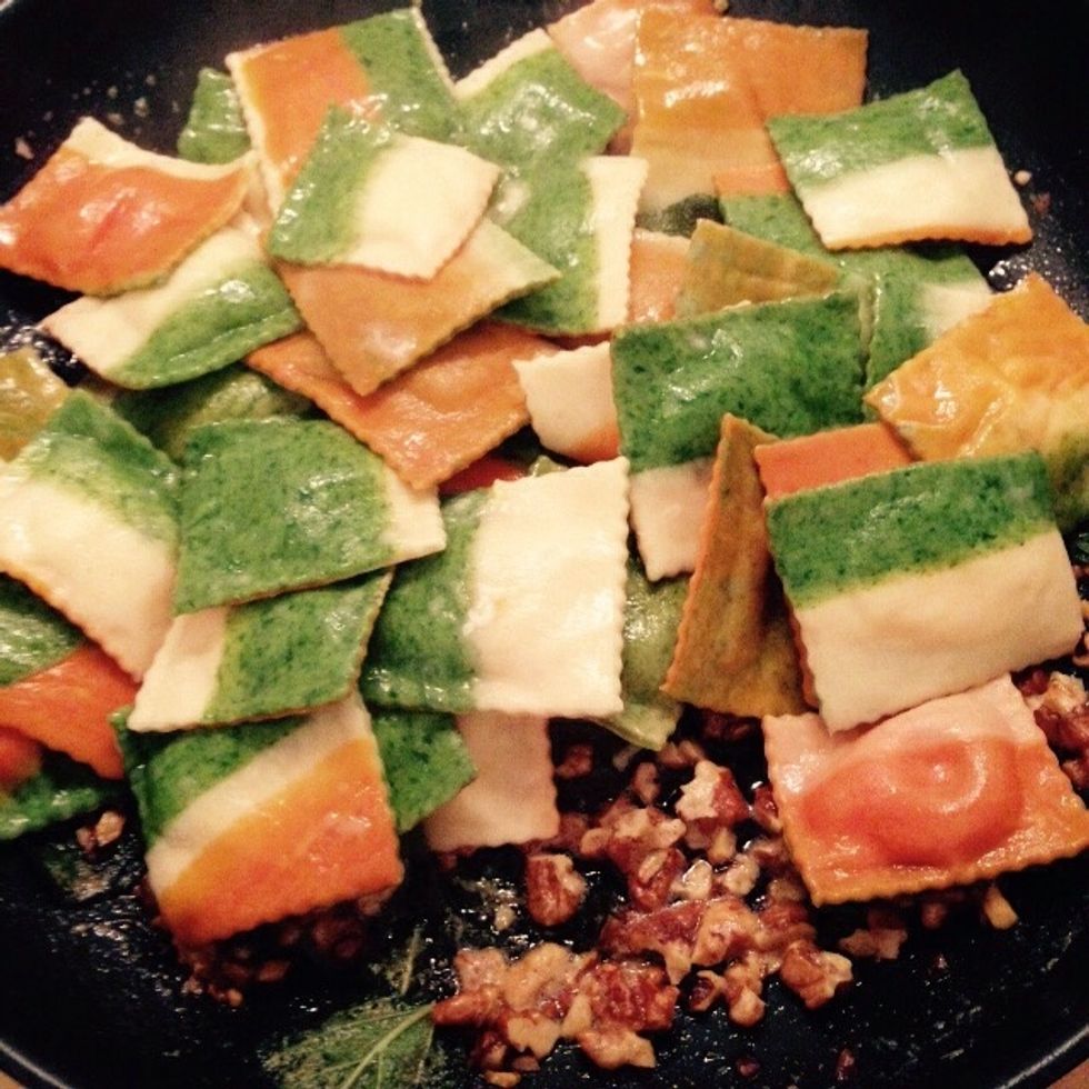 Cook and drain the ravioli, avoiding to use a spoon as much as possible to don't spoil them. Cooking them will bring out the vivid colors! Add them to the pan with the sauce.