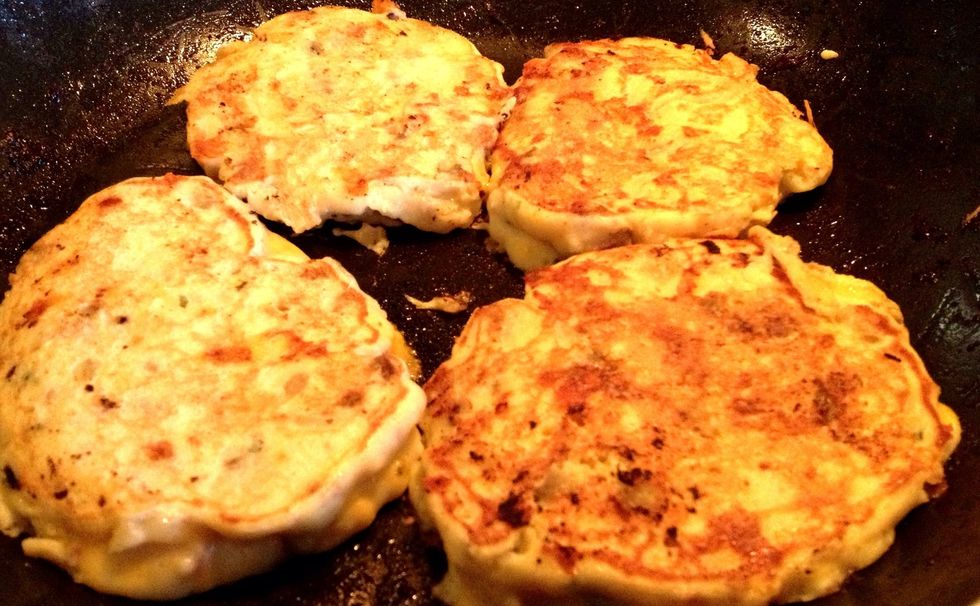 Cook appx 4 mins, then turn. You can tell they're ready to flip when you slide the spatula under the edge & the cake holds shape stiffly on the bottom. If it's still mushy, cook a bit longer.