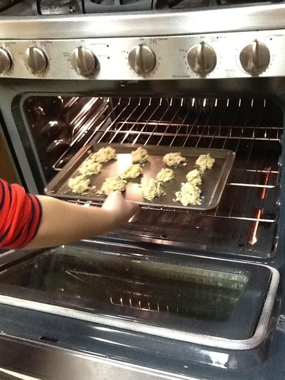 Cook for 10-12 min then take out and let it cool for 1 min.