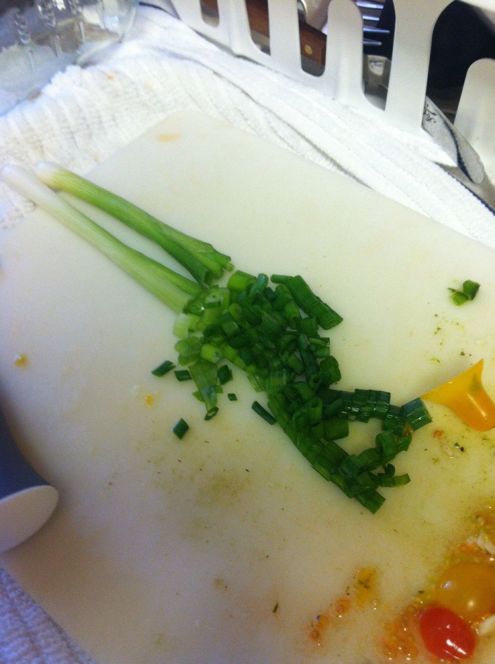 Cook for 10-15 min or until pasta is cooked. Chop scallion and cut tomatoes in three.