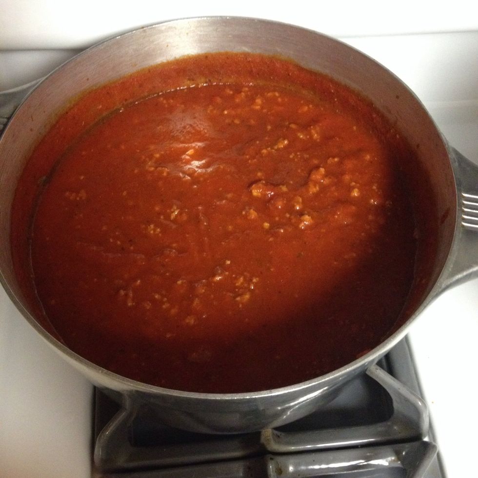 Cook ground turkey or beef and then add sauce for a meat lasagna