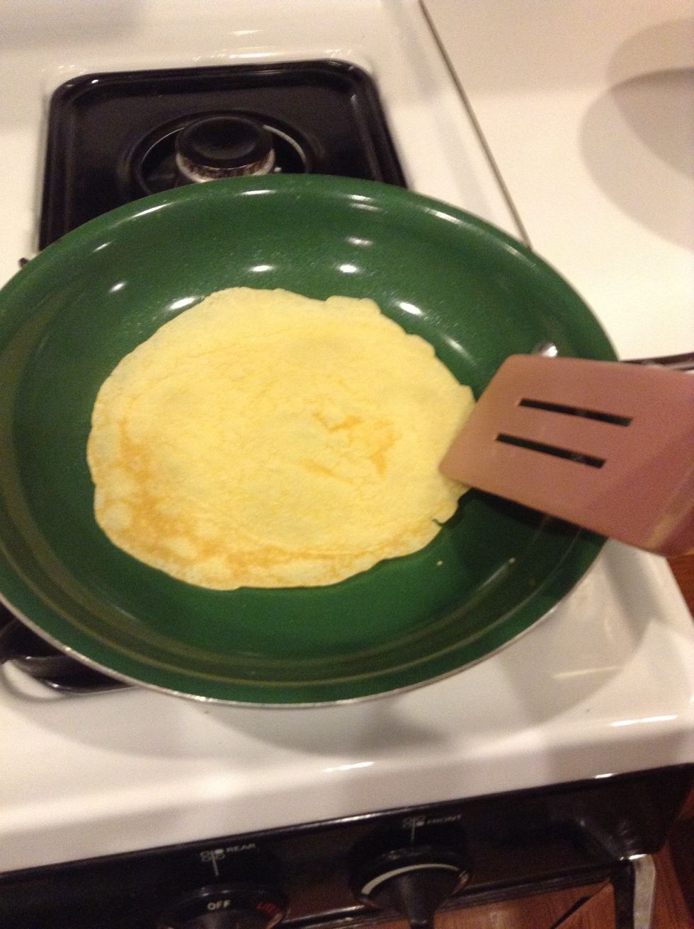 Cook the crepe for about 2 minutes, until the bottom is light brown. Loosen with a spatula, turn and cook the other side.