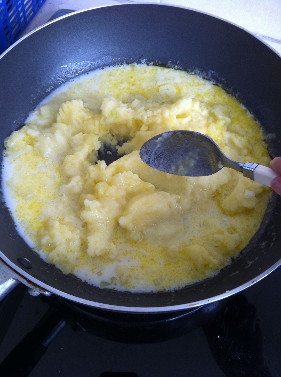 Cook the mashed potatoes with mixture