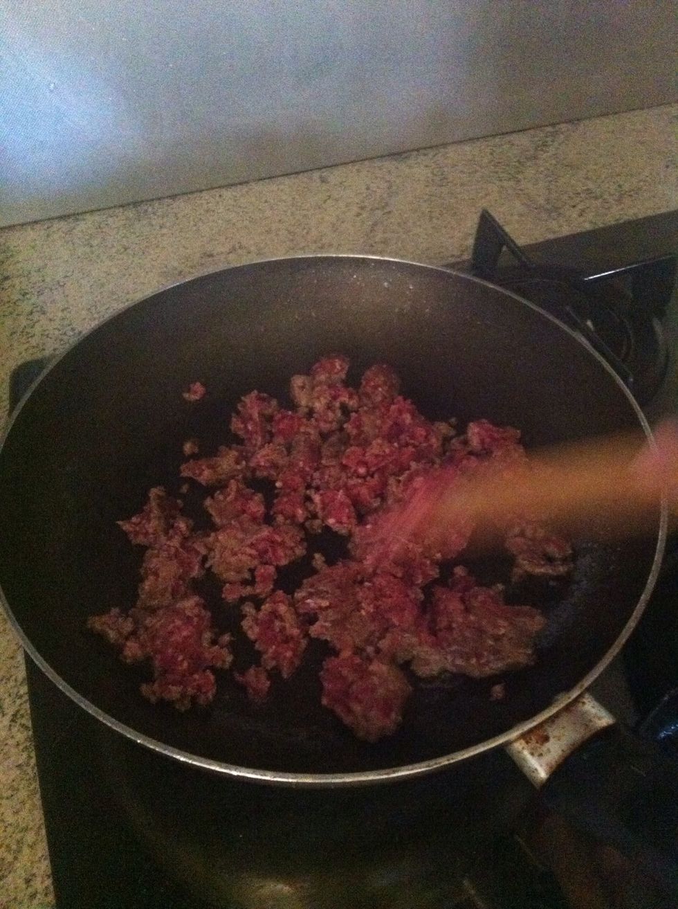 Cook the minced meat until it changes color and put pepper and salt