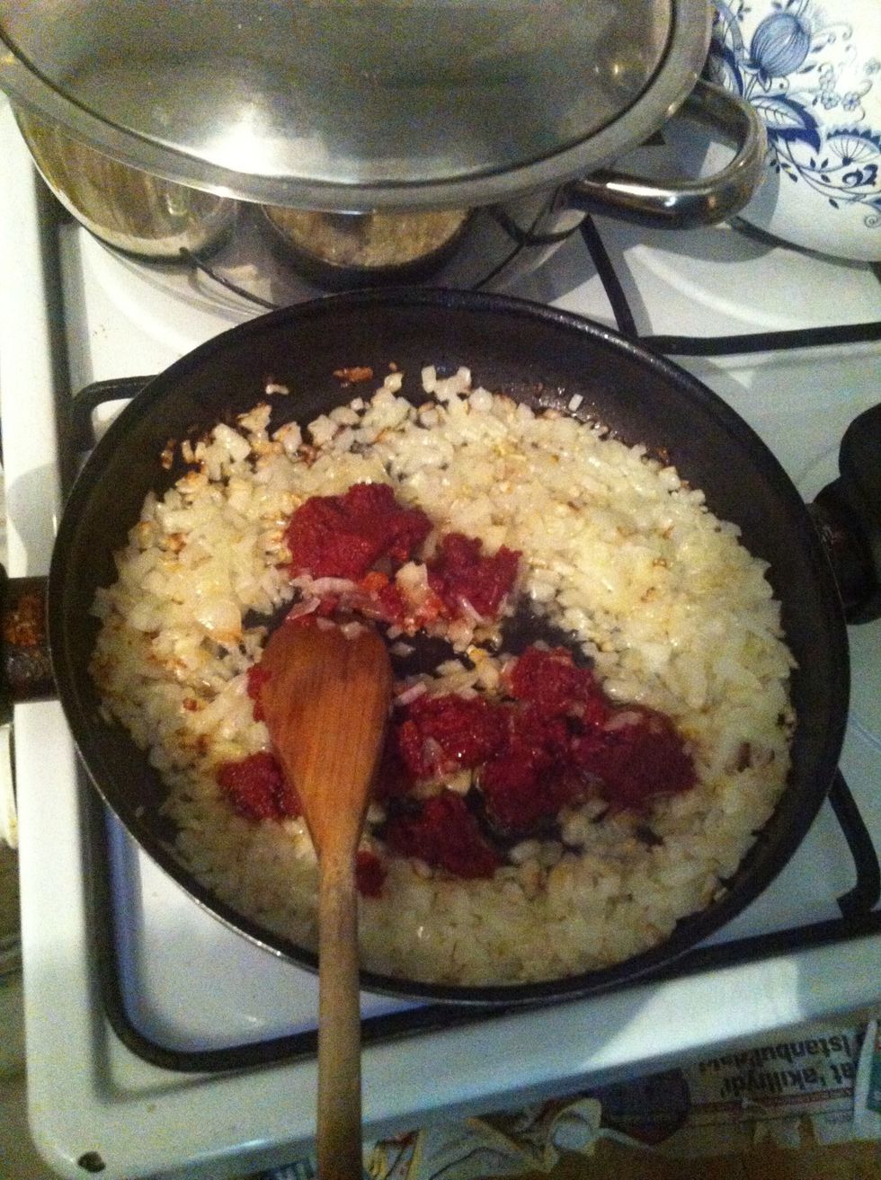 Cook the onion and tomati sauce in a oan with little oil