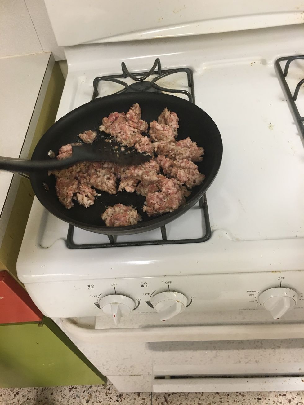 cook the sausage in skillet over medium heat