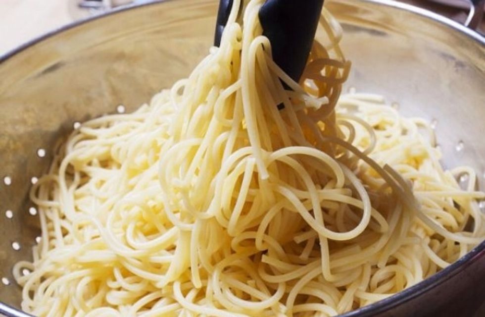 Cook the spaghetti in boiling water. When cooked, strain it.