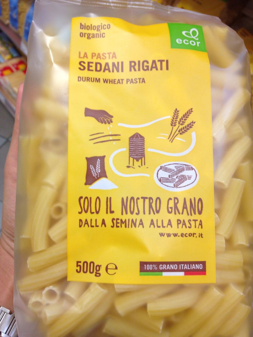 Cook the whole packet of pasta in abundant salted boiling water for just 3 minutes, drain it and mix with a cup of tomato sauce