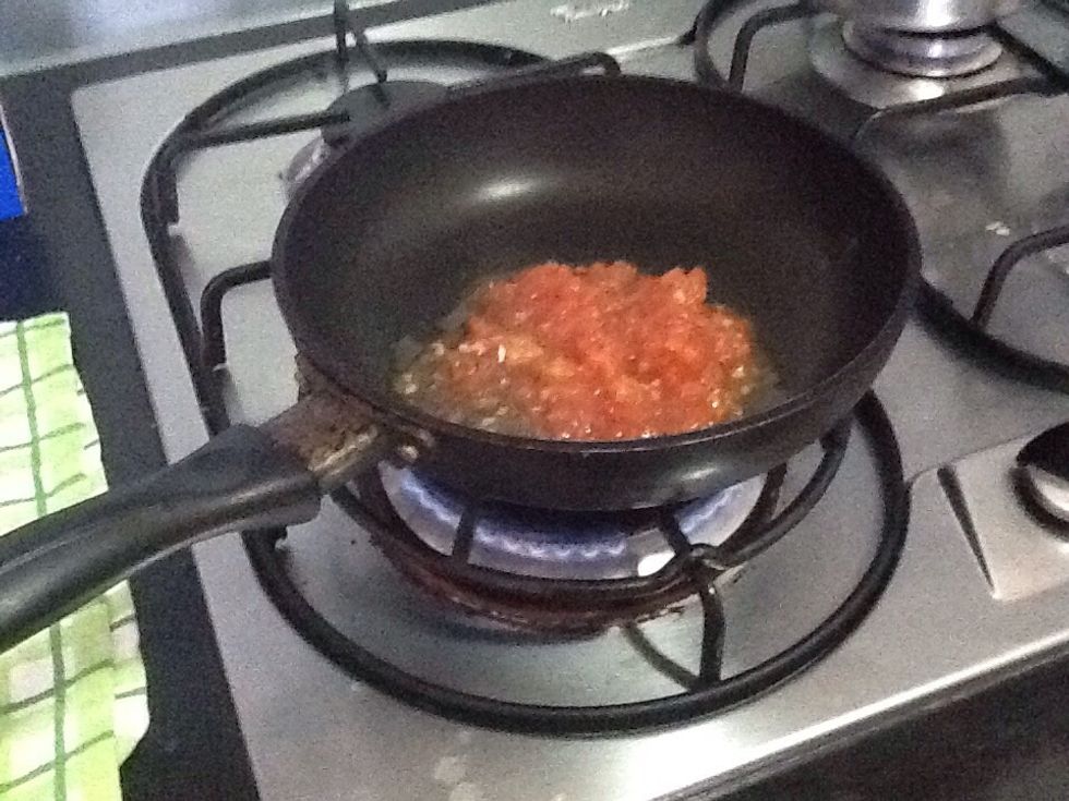 Cook tomatoes on low heat in a small pan for 1-2 minutes.