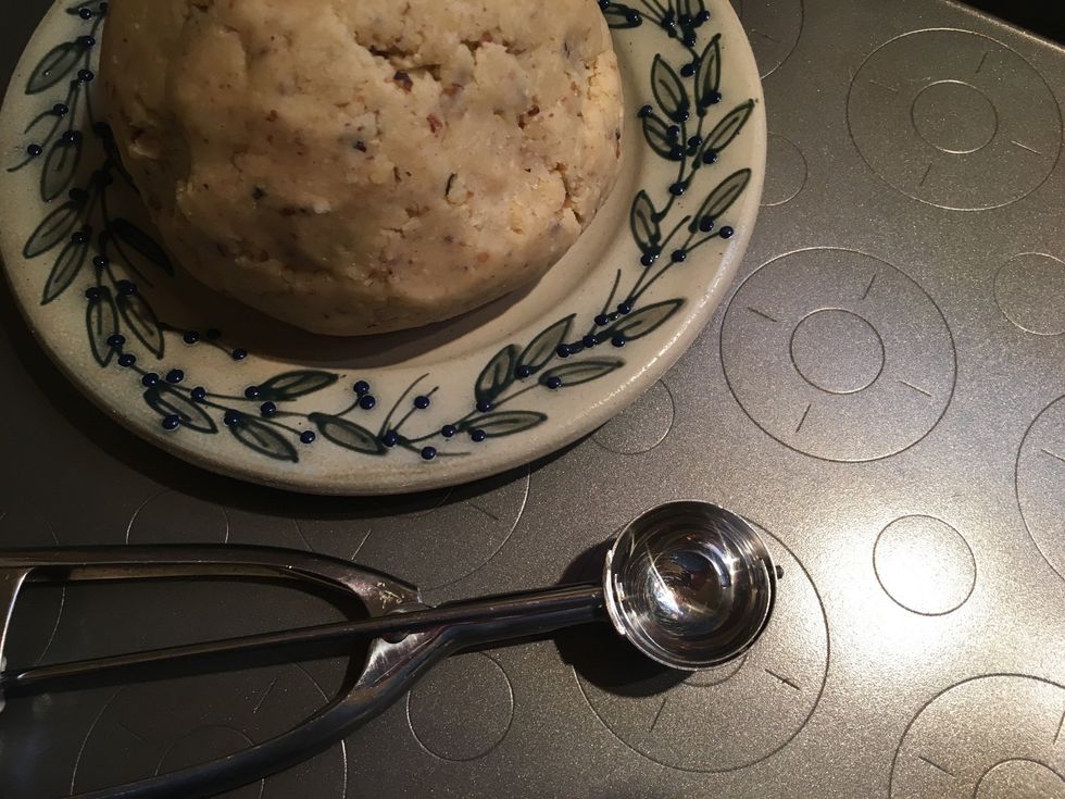 Cookie dough, scoop and baking sheets ready. For this guide I was using Pyrex, nonstick baking sheets.