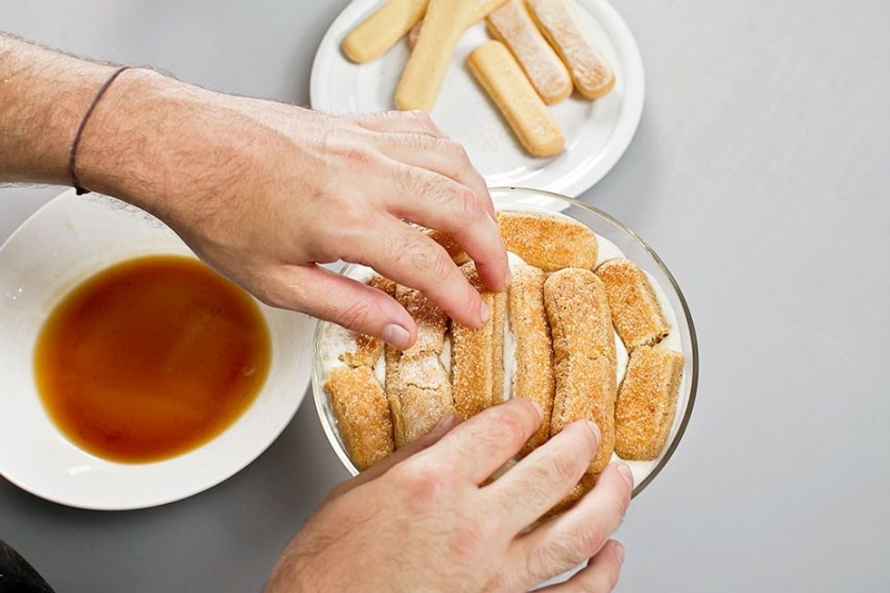 Cookie put in the bottom of the form, fill in cream on top. Dip a second batch of cookies in the coffee mix and place on a cream tightly. Top with a second layer of cream. Then the remaining cookies.