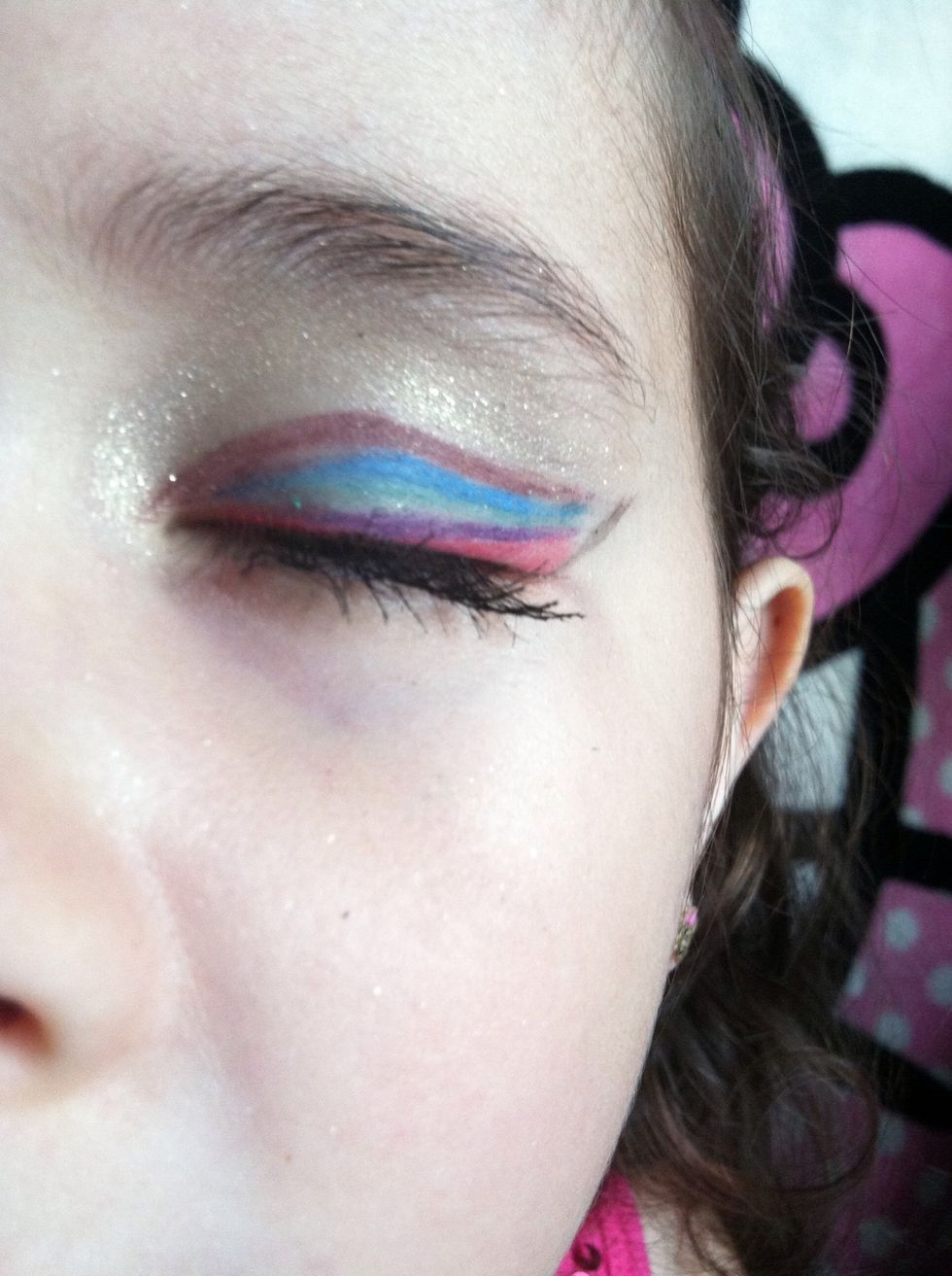 Cool eyeshadow style. I didn't connect the shadows purposely so the black one can provide the illusion that the eyes are bigger than it really is.