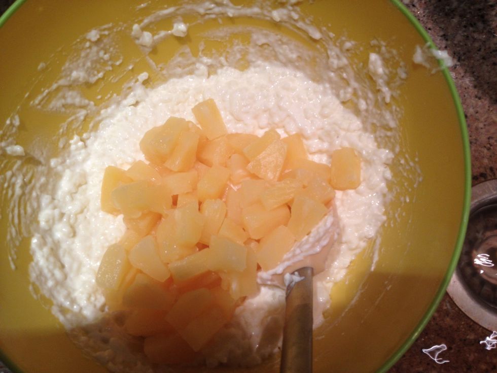 Cool the milk rice porridge down and add the drained pineapple.
