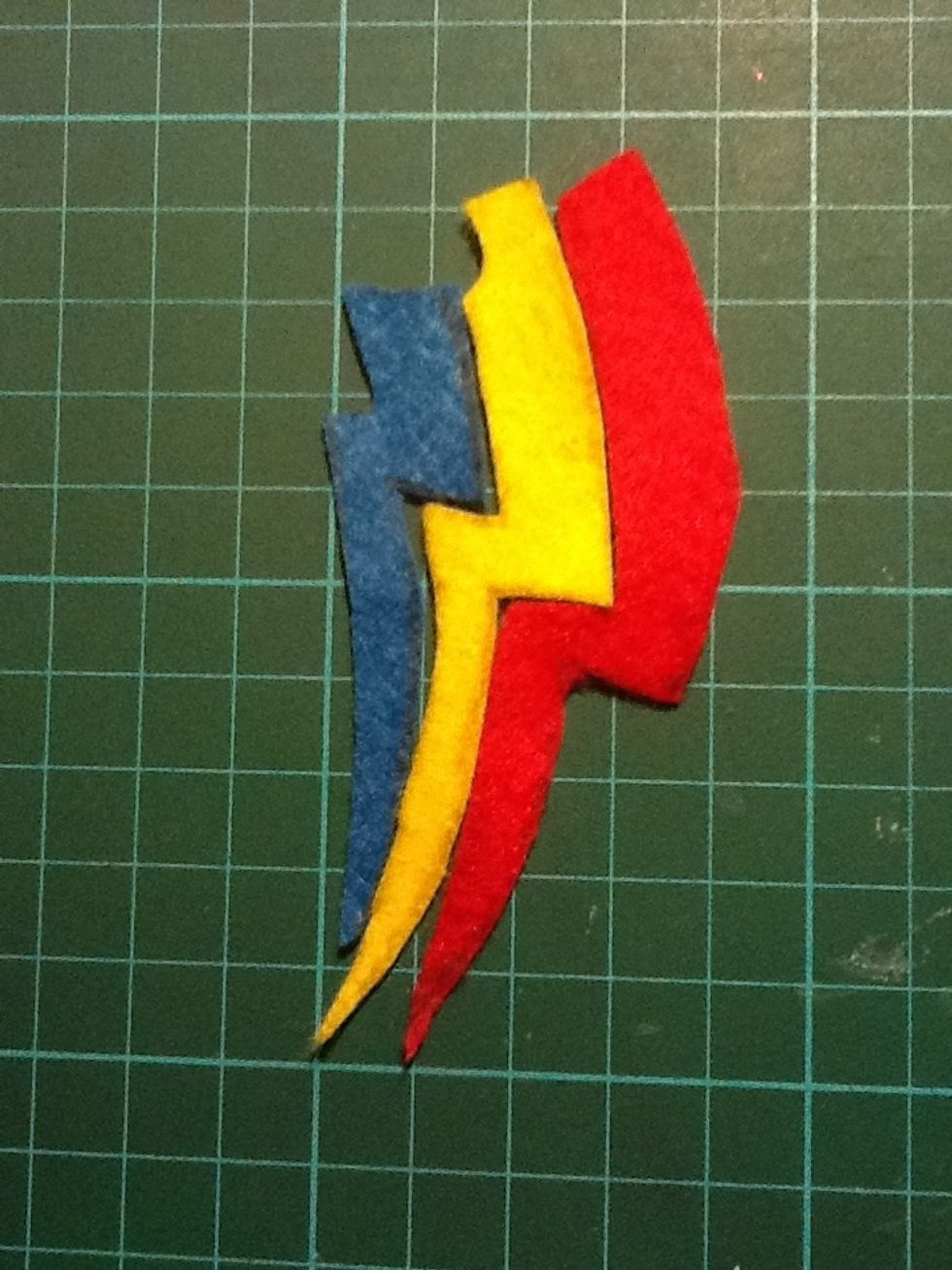 -Copy the 4 parts in the felt and cut -Hacemos lo mismo con la base en las otras piezas y las cortamos