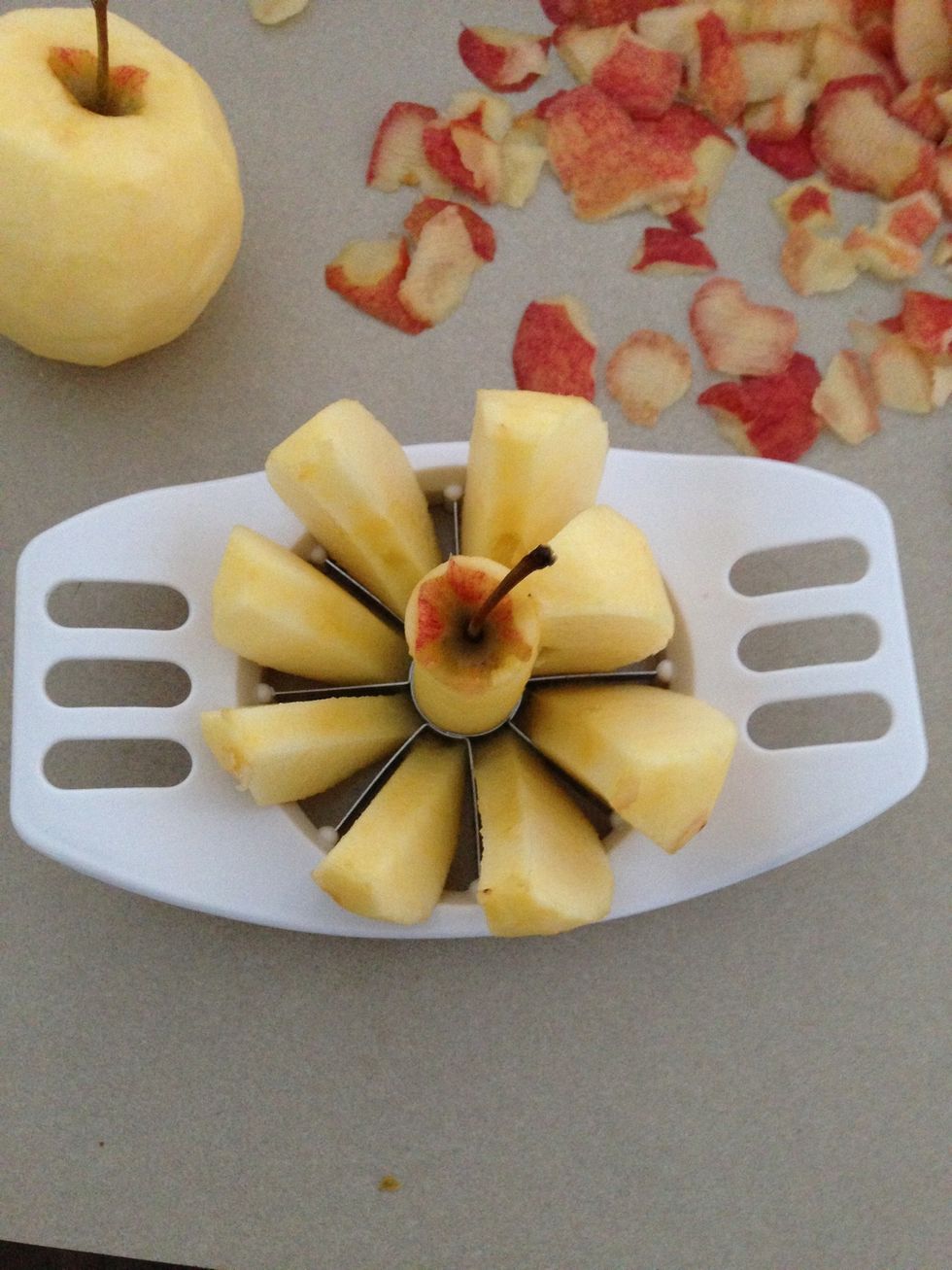 Core and slice each apple into 8 pieces