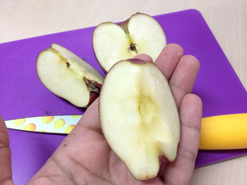 Cored and cut your apples. I like to cut it in quarter. You may peel it or not, up to you