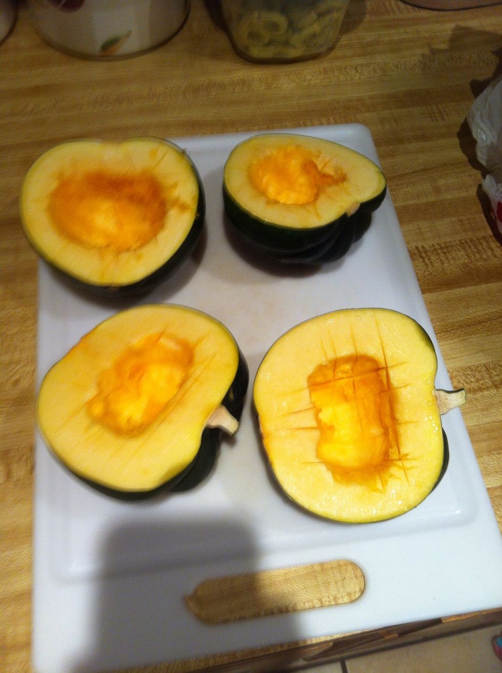 Corta el calabac\u00edn en media.