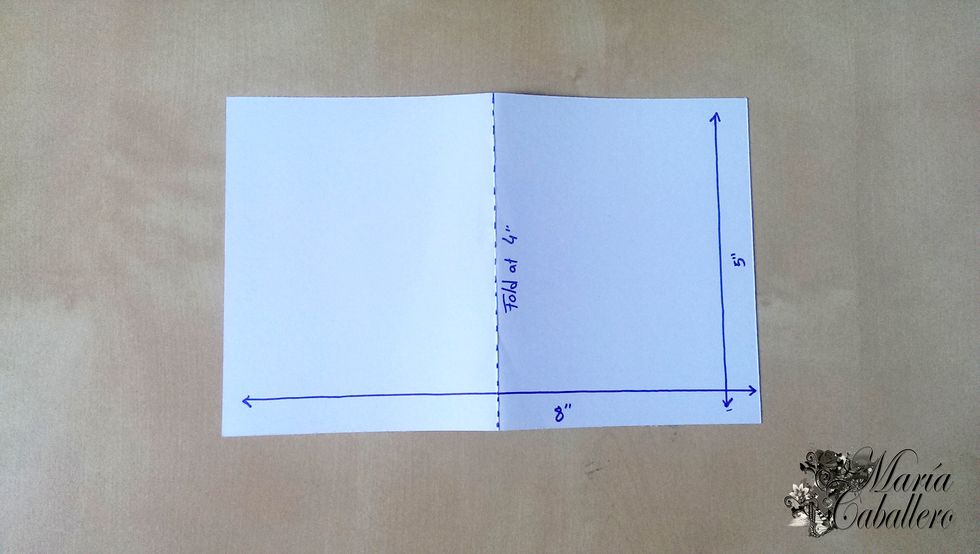 Cortamos una cartulina de 8"x5" pulgadas y esta ser\u00e1 nuestra tarjeta base. Luego lo doblamos a la mitad