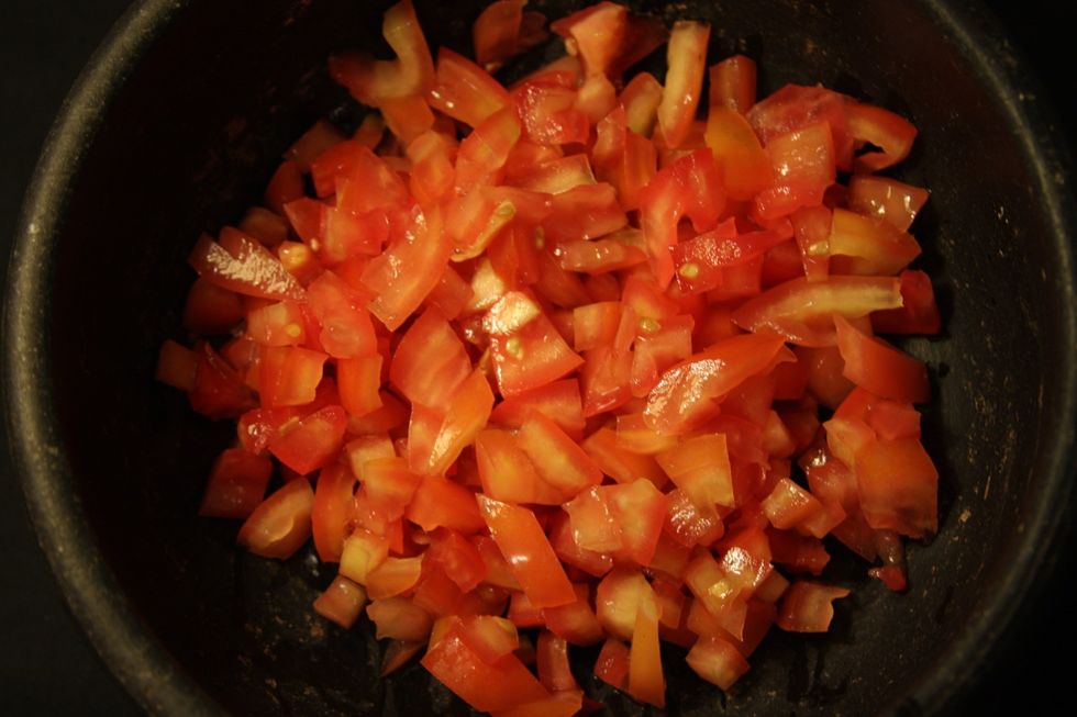 Cortar os tomates em cubos pequenos.