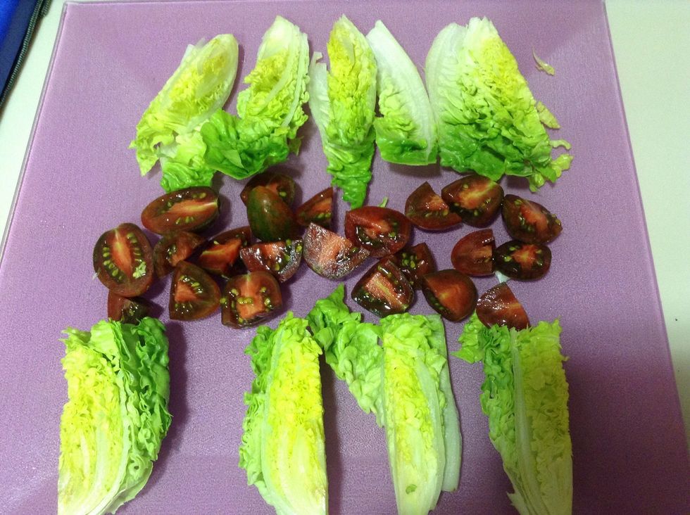 Cortar tomate y lechuga