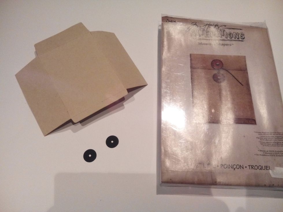 Corte 12 envelopes com o cortante Sizzix do Tim Holtz com a refer\u00eancia 657843 "Pocket Envelope" ou outro que tenha, completando com as argolas de outra cor que contraste, neste caso com preto.