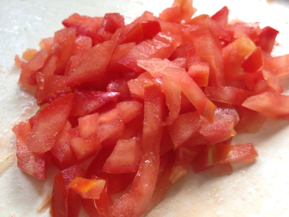 :: Corte o tomate em pequenos cubos tirando as sementes.