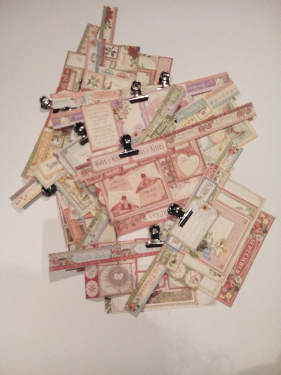Corte todos os cart\u00f5es de cada um dos 12 meses e prenda-os pelo meses correspondentes
