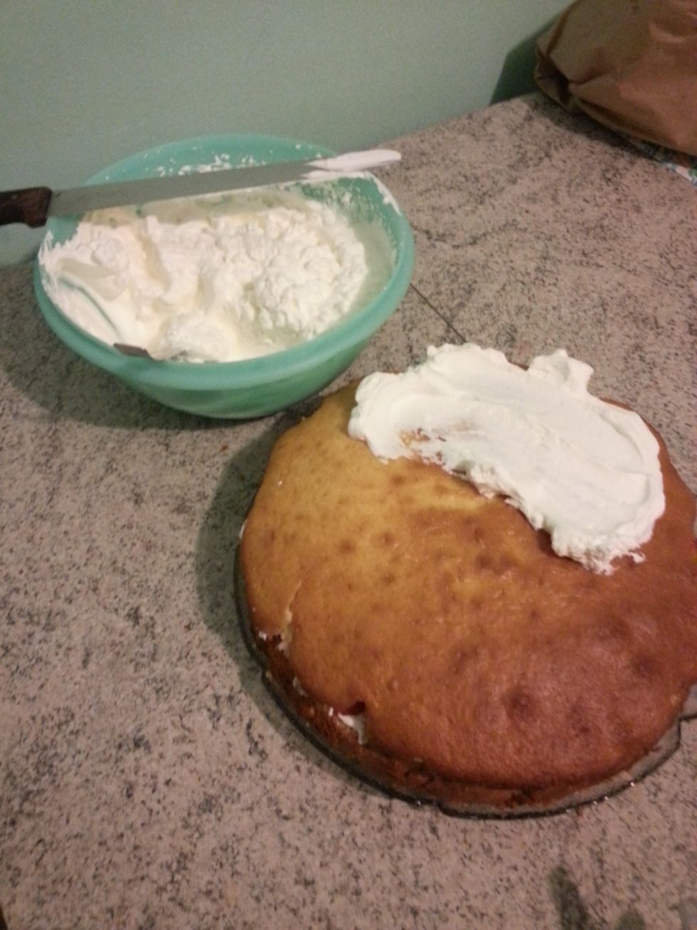 Cospargere di panna tutta la torta